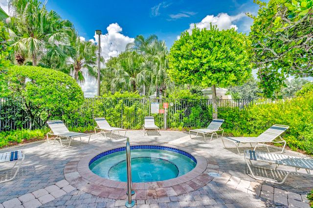 118 Kensington Way, Royal Palm Beach, FL 33414