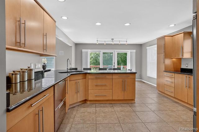 1297 Almond Drive, Troy, MI 48098