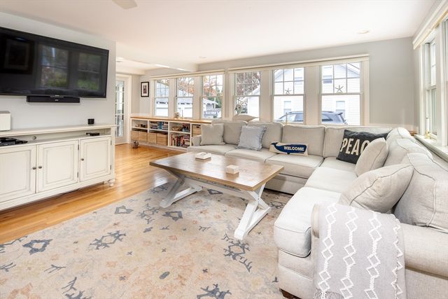 7 Mattakiset Rd, Mattapoisett, MA 02739