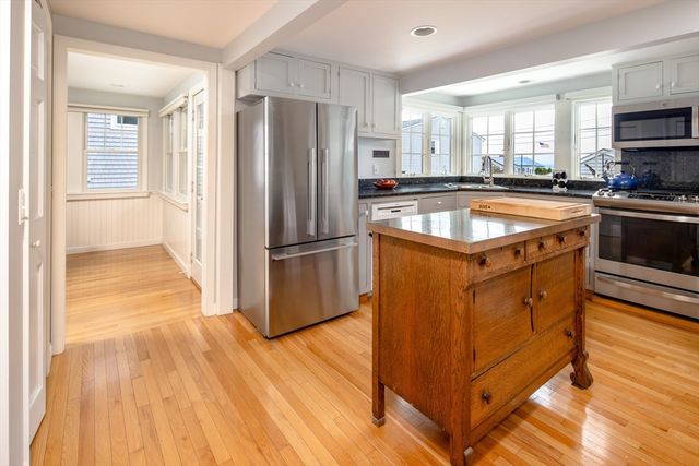 7 Mattakiset Rd, Mattapoisett, MA 02739