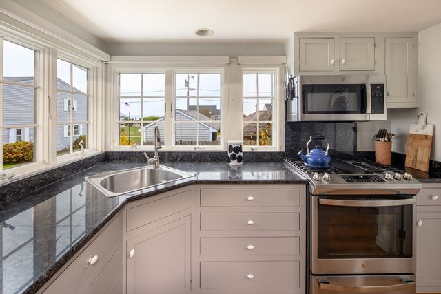7 Mattakiset Rd, Mattapoisett, MA 02739