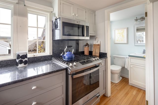 7 Mattakiset Rd, Mattapoisett, MA 02739