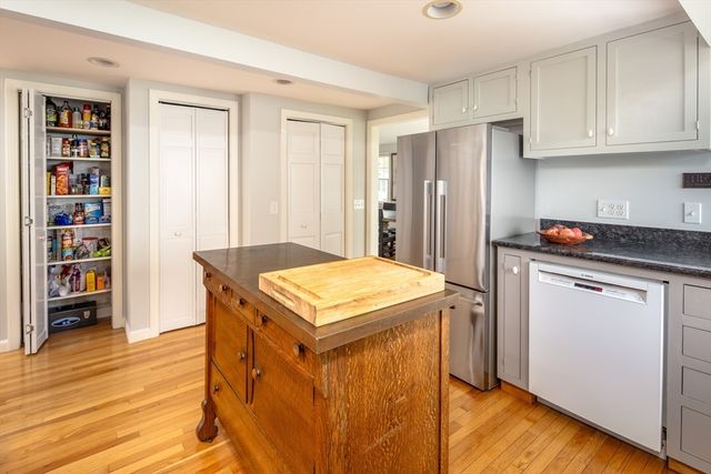 7 Mattakiset Rd, Mattapoisett, MA 02739