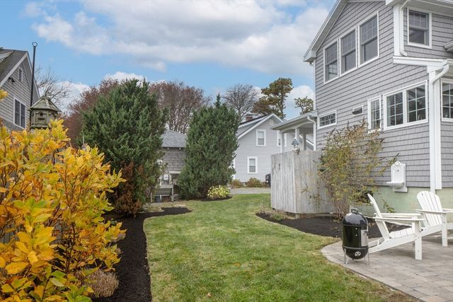 7 Mattakiset Rd, Mattapoisett, MA 02739