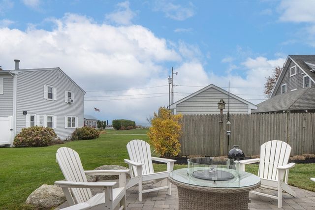 7 Mattakiset Rd, Mattapoisett, MA 02739