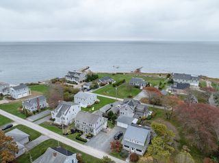 7 Mattakiset Rd, Mattapoisett, MA 02739