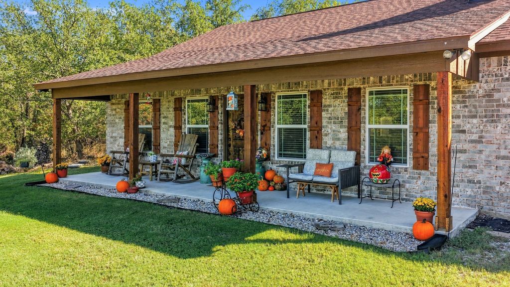 136 N Bronco Court, Springtown, TX 76082