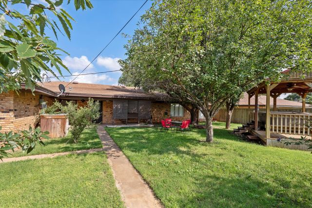 2102 Longhorn Drive, Levelland, TX 79336