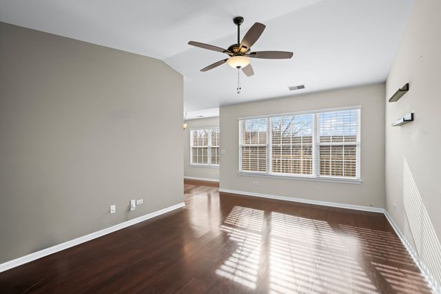 1288 N Red Oak Circle 3, Round Lake Beach, IL 60073