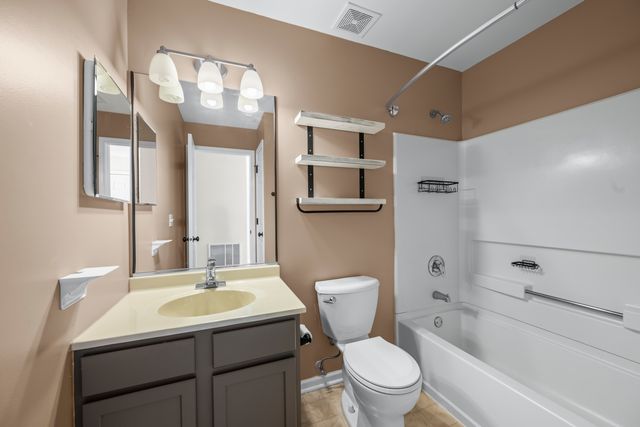 1288 N Red Oak Circle 3, Round Lake Beach, IL 60073