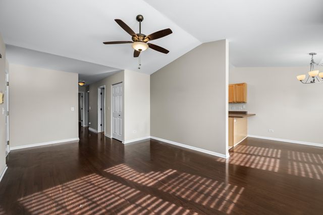 1288 N Red Oak Circle 3, Round Lake Beach, IL 60073