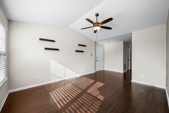 1288 N Red Oak Circle 3, Round Lake Beach, IL 60073