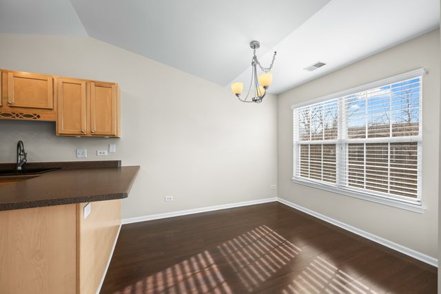 1288 N Red Oak Circle 3, Round Lake Beach, IL 60073