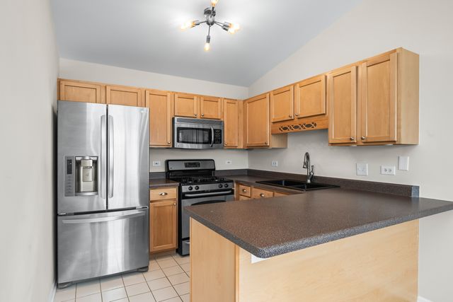 1288 N Red Oak Circle 3, Round Lake Beach, IL 60073