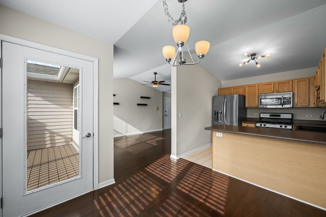 1288 N Red Oak Circle 3, Round Lake Beach, IL 60073