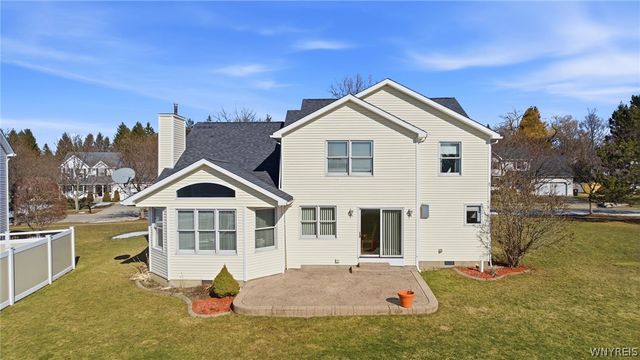 72 Michaels Walk, Lancaster, NY 14086
