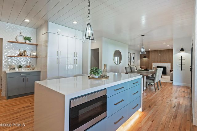 16 Gatehouse Lane, Sandy, UT 84092