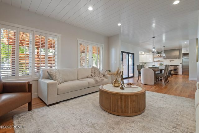 16 Gatehouse Lane, Sandy, UT 84092
