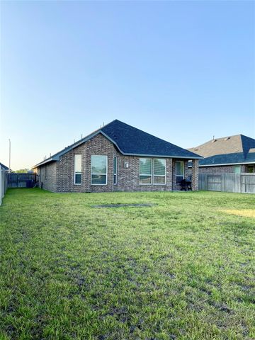 12106 Champions Forest Drive, Mont Belvieu, TX 77535