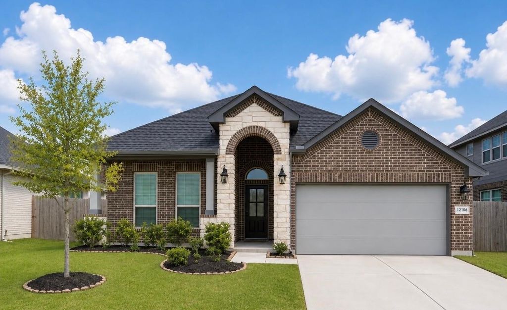 12106 Champions Forest Drive, Mont Belvieu, TX 77535