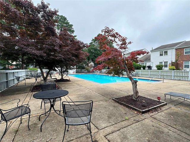 3 Towne Square DR, Newport News, VA 23607