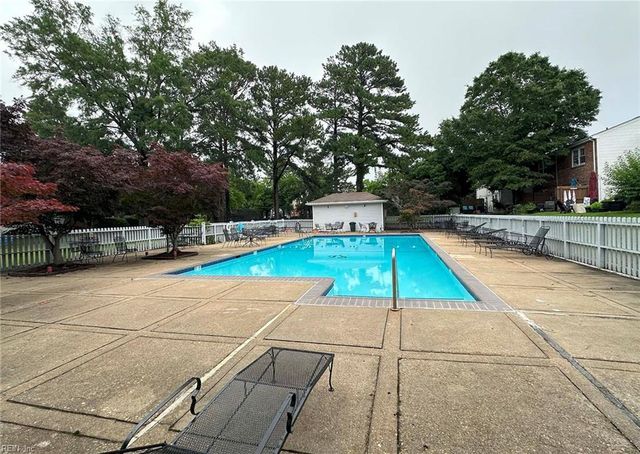 3 Towne Square DR, Newport News, VA 23607