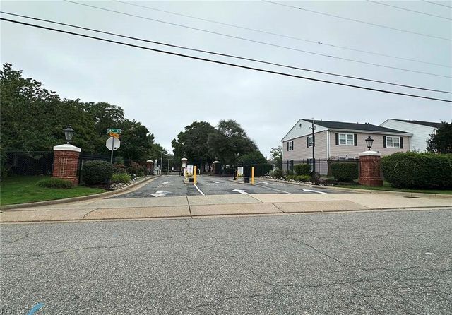 3 Towne Square DR, Newport News, VA 23607