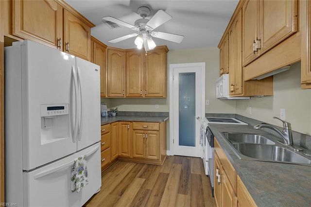 3 Towne Square DR, Newport News, VA 23607