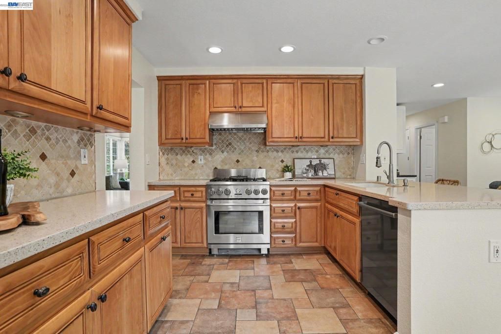 Image 11 of property listing at 135 Justin Cir, Alameda, CA 94502