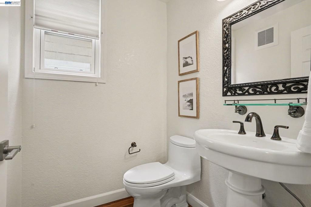 Image 15 of property listing at 135 Justin Cir, Alameda, CA 94502
