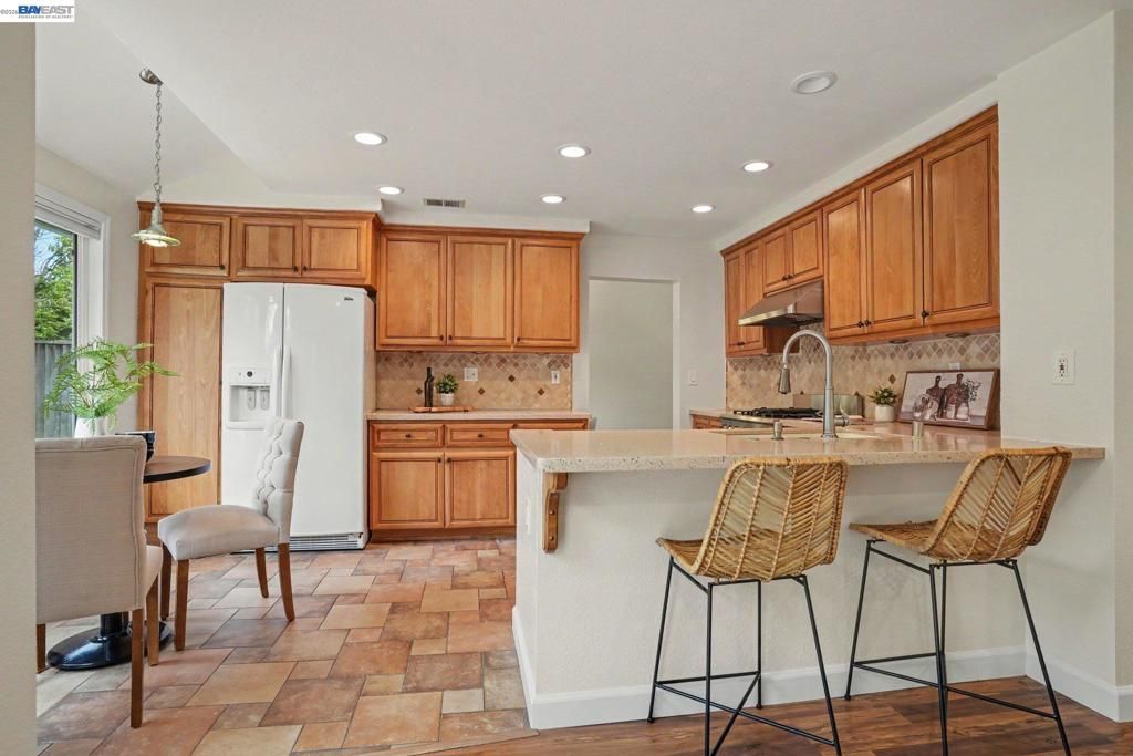 Image 9 of property listing at 135 Justin Cir, Alameda, CA 94502