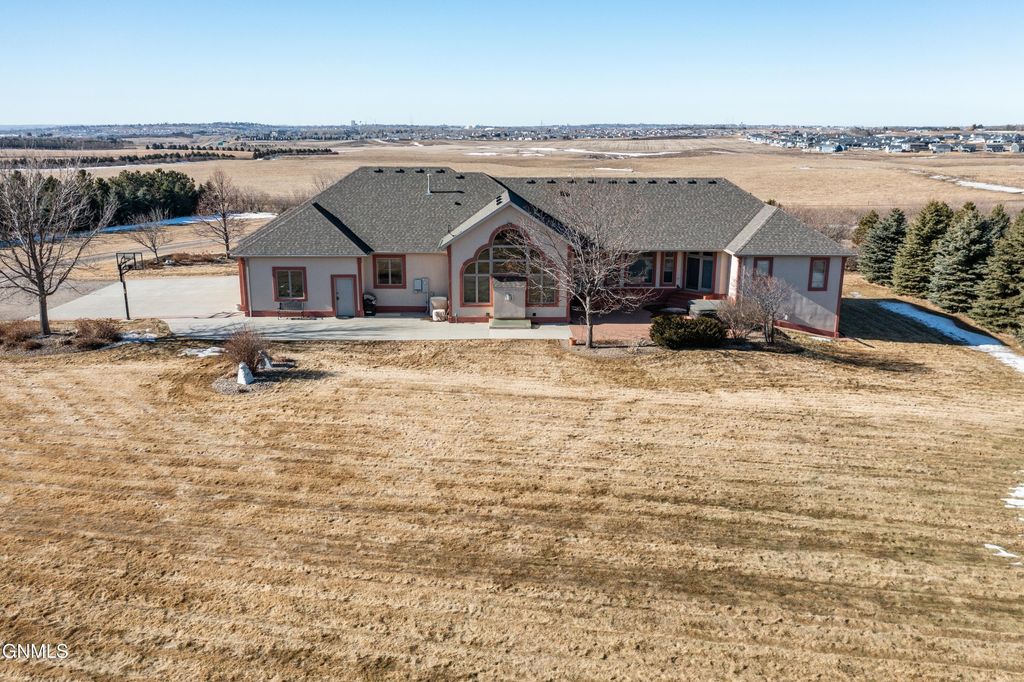 3505 66th Street NE, Bismarck, ND 58503 photo 3