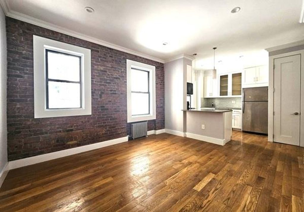 2128 35th St Apt 2G, New York City, NY 11105