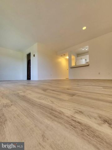 3100 S Manchester St Apt 909, Falls Church, VA 22044