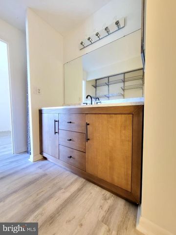 3100 S Manchester St Apt 909, Falls Church, VA 22044