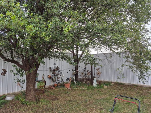 735 S 12th Street, Slaton, TX 79364