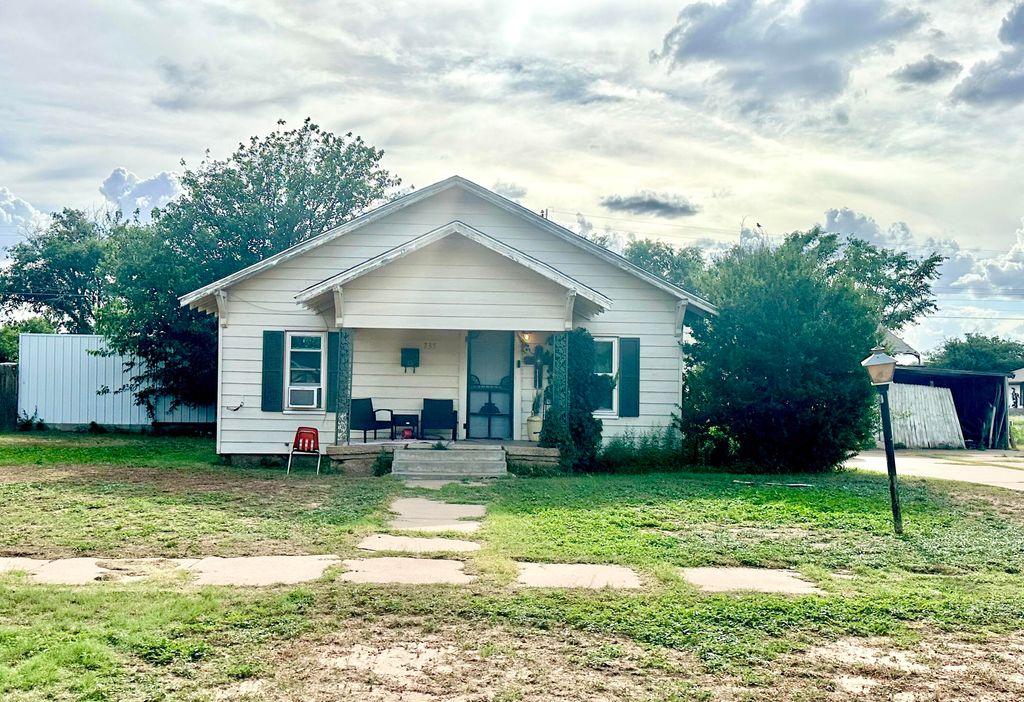735 S 12th Street, Slaton, TX 79364