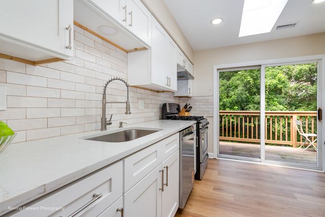 16 W Fern Court 204, Palatine, IL 60067