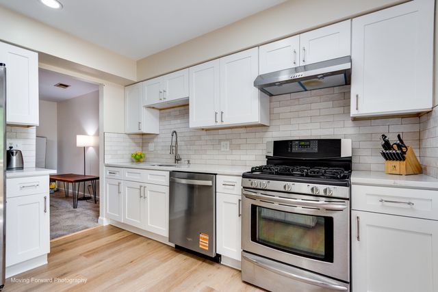 16 W Fern Court 204, Palatine, IL 60067