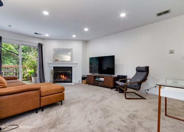 16 W Fern Court 204, Palatine, IL 60067