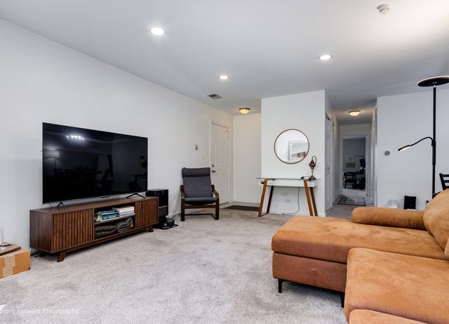 16 W Fern Court 204, Palatine, IL 60067