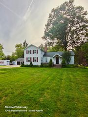 1045 Brownwood Avenue NW, Grand Rapids, MI 49504