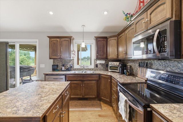 910 KEY Circle, Carter Lake, IA 51510