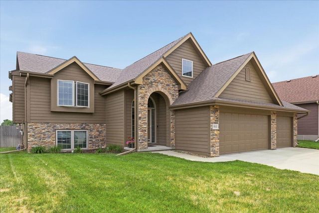 910 KEY Circle, Carter Lake, IA 51510