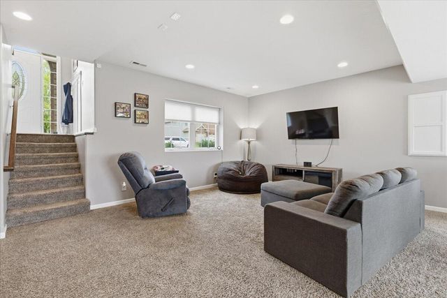 910 KEY Circle, Carter Lake, IA 51510