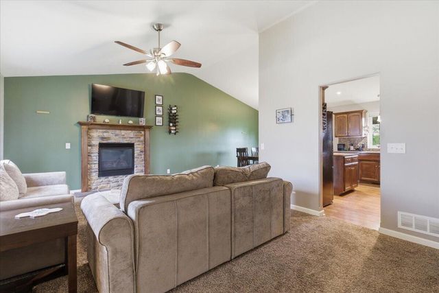 910 KEY Circle, Carter Lake, IA 51510