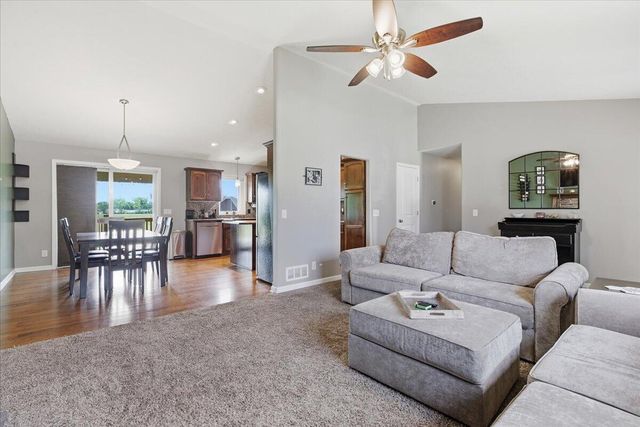 910 KEY Circle, Carter Lake, IA 51510