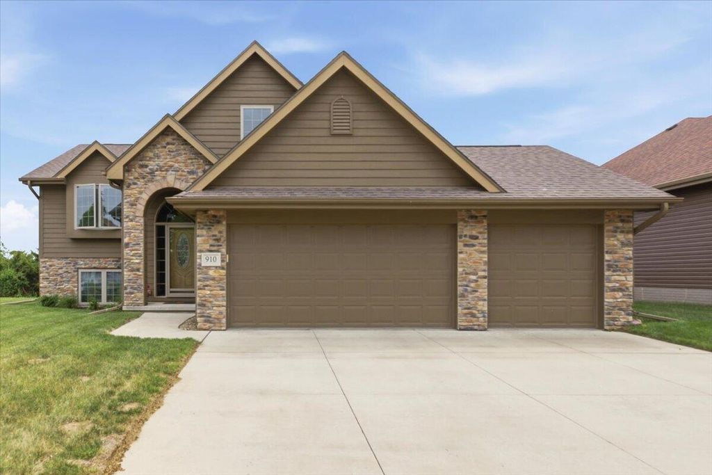 910 KEY Circle, Carter Lake, IA 51510