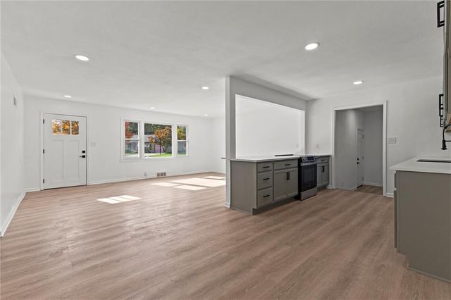 8122 W 92nd Terrace, Overland Park, KS 66212