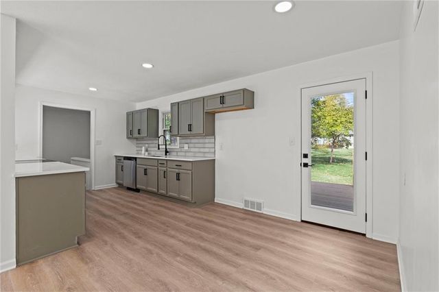 8122 W 92nd Terrace, Overland Park, KS 66212